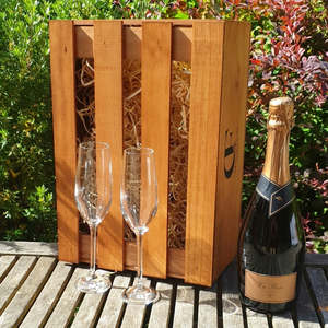 Gift Hampers Beverage: Gift Box - Margrain Vineyard en Rose +/- Glasses