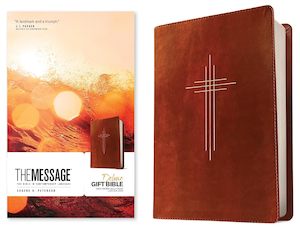 Message: The Message Deluxe Gift Bible (Leather-Look, Dark Brown Gold Cross): The Bible i