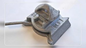Dovetail Bottom Twist Lock
