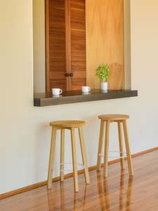 Hut Mid Stool w/White Ring
