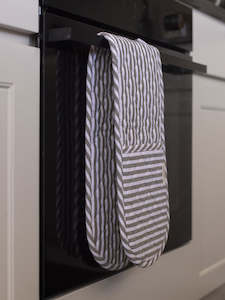 Kitchen Essentials: Classic stripe oven glove - Olive/White