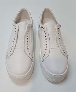 Synty - White/Gold Stud