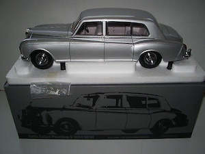 Paragon: Paragon PA98211R 1964 Rolls Royce Phantom V Silver RHD