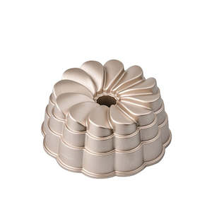 Bakemaster: Bakemaster Petal Bundt Pan