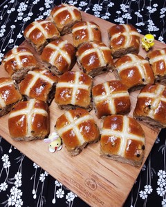 Award Winning Spicy Fruity Hot Cross Buns