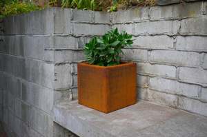Frontpage: Square planter