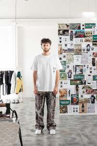 CRATE X WILLIE THE WAITER BEER HUG TEE