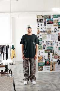 CRATE X WILLIE THE WAITER BEER HUG TEE