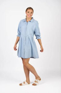Knewe: KNEWE PIPER DRESS - LIGHT WASH - K1045