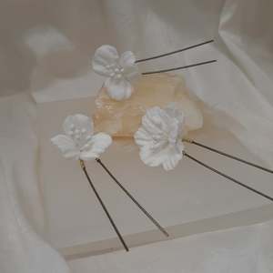 Perenna - hair pins - medium white polymer clay flowers