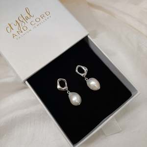Hoop Heaven: Haisley - silver or gold tone oval hoop and pearl drop earrings