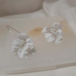 Cascading Cool: Perenna - flower cascading earrings