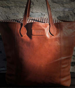 Scarlett & Victor ‘The Posh’ Leather Tote in NAVY