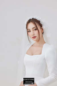 Elegant Long-Sleeve Wedding Dress with Square Neckline and Fitted Silhouette