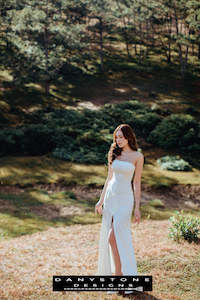 Mermaid Wedding Dresses: Elegant Strapless Wedding Dress with Bow Accent and Front Slit – Modern Bridal Gown for a Timeless Look