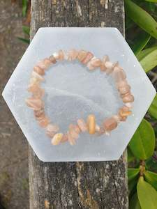 Jewellery: Peach Moonstone Crystal Chip Bracelet