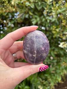 Palmstones: Lepidolite Palm Stone i