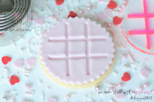 Love Valentines Day: Noughts + Crosses Blank Round Acrylic Embosser Stamp