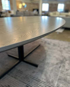 Toni dining table