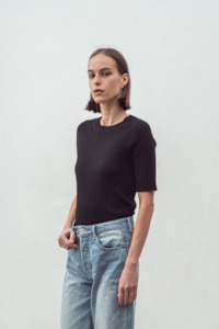 Aleger: N48C Short Sleeve Pullover Black