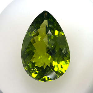 Peridot – 12.77ct Pear Shape Checkerboard Cut
18.90 x 13.30mm | Depth 8.43mm