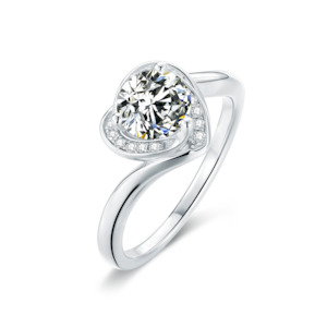 [Pleasure] Twisted Arm Heart-sharped 1 carat D Color Moissanite Ring in Sterling Silver