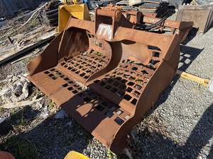 Excavator Attachments: Heavy-Duty 1500mm–1800mm High-Flow Skeleton Mud Bucket (Hitachi ZX200 Size Class)