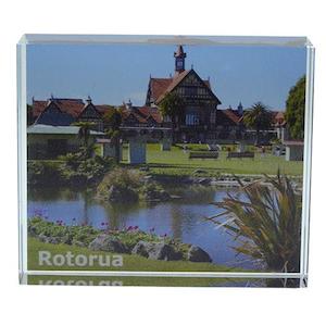 Paper Weights: Glass Rotorua Bath House Paperweight