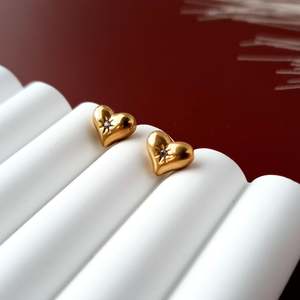 Shining Heartbeat Studs - Gold