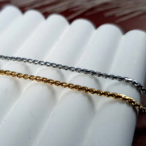 Bracelets: Delicate Twist Chain Bracelet - Gold or Silver