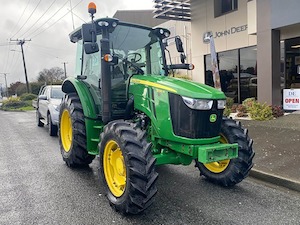 Tractors: John Deere 5090R