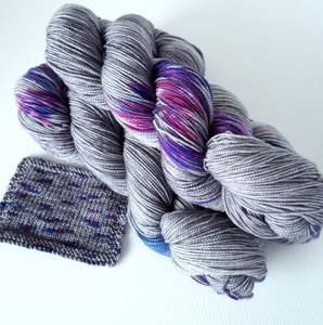 4 Ply Fingering: Merino 4 ply high twist - Rainy day flowers