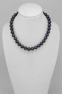 Pearl Necklace in Black AA+ grade pearls