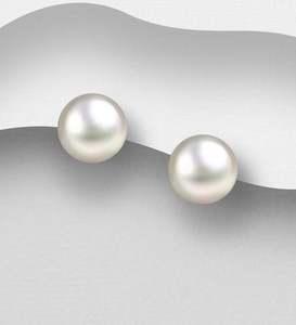 Classic Pearl earrings in White
