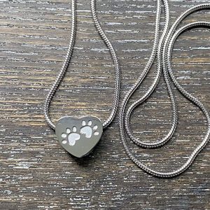 Products: 2 Paws in Small Heart Pendant - Earthsynergy webstore