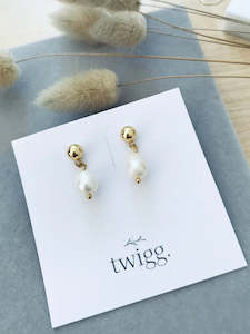 Accessories: Twigg Pearl Pin Studs