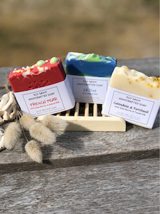 Products: The Trio gift set with a wooden soap dish Eco Savvy
