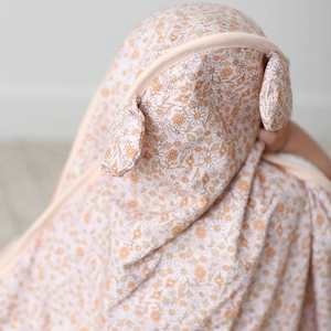 Bamboo Hooded Towel & Wash Cloth: Daisy Fields