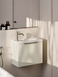 Matte White: LINEARE COASTAL 550 VANITY