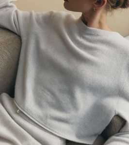 Crew Necks 1: Cloud Cashmere Shrunken Crew - Pebble
