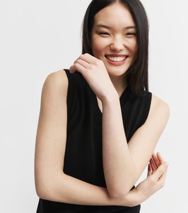 Core Womens: Cashmere V Tank - Black