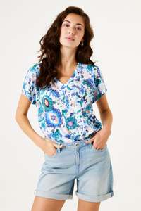 Garcia: Garcia - Printed V-Neck Tee - Vivid Green