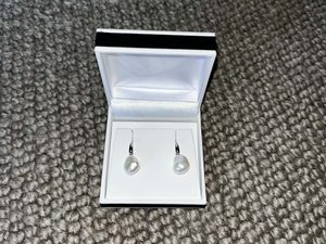 Products: Sterling Silver Freshwater Pearl Earrings - Equus Auctions