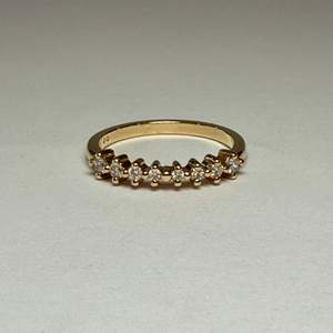 Wedding Rings: Claw Set Pinch Band