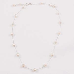 Necklaces: Pearl and Chain Necklace