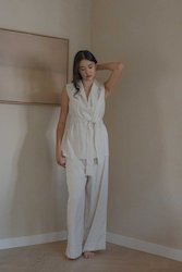 Frontpage: Elongate Elastic Pants in Chalk