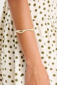 Wavy Cuff Bangle – Gold - Estilo Boutique