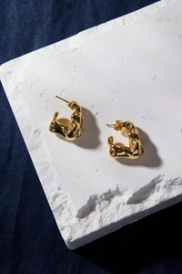 Products: Wavy Organic Huggie Earrings – Gold - Estilo Boutique