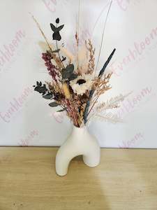 Dried Flowers And Wreaths: Dried flower arrangement