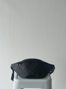Louis Vuitton: Louis Vuitton Discovery Bumbag Monogram Eclipse Black